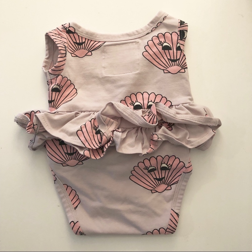 Hugo Loves Riki Ruffled Onesie - Pink Seashells - Picture 2 of 2